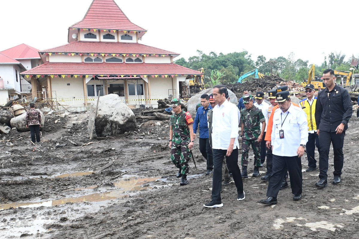 Presiden @jokowi dan Ibu Iriana Tinjau Area Terdampak Longsor dan Banjir Bandang di Agam #KabarKabinet setkab.go.id/presiden-dan-i…