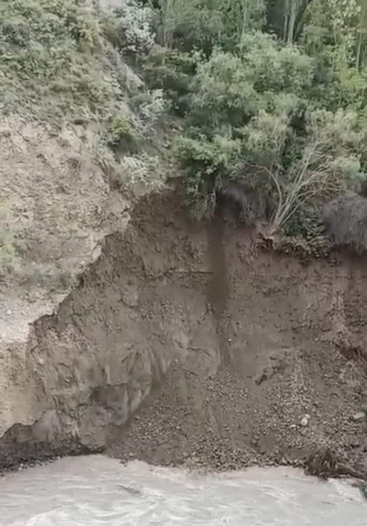 MagpieChitral's tweet photo. Upper #Chitral Police lodges FIR against more than 80 residents of #Booni for protesting against the negligence of #NHA.
The protestors had demanded debris from the riverside to be removed after land erosion started in the area. The debris was dumped there earlier by NHA. https://t.co/CFLfFg7yhj