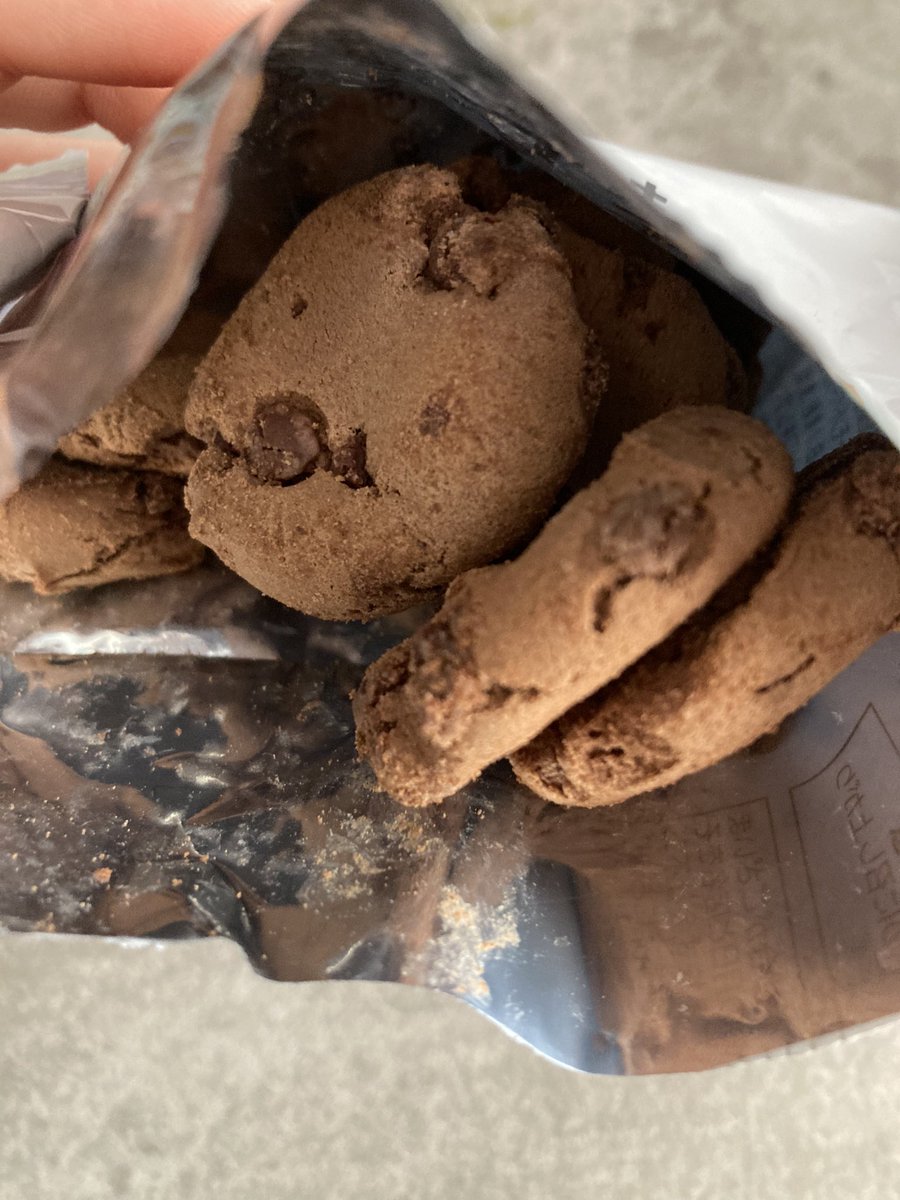 uruy2008's tweet photo. セブン ザクザク食感のチョコチップビスケット
カロリーは、164kcal
糖質が50%もoffされた商品。
今までいろんな糖質オフのチョコクッキーを食べて来たけど、1番美味しかった！
サクサクで、しっかりと甘い。糖質オフとは思えない美味しさ🤤チョコチップも甘甘で、とろっとして美味しかった！ https://t.co/lyBLLddXOU