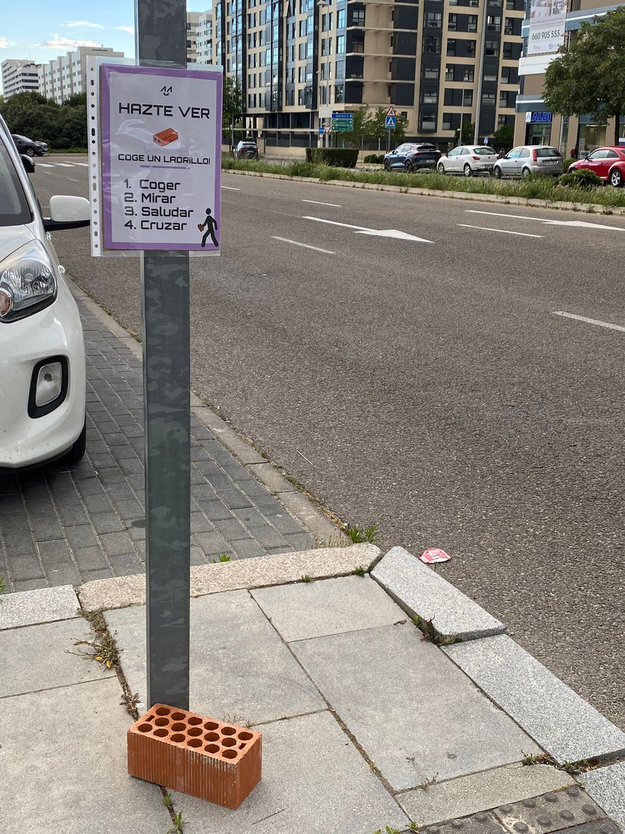 MadridDecadente's tweet photo. 📌 Valdebebas 

Pues parece que el sistema de cruzar con un LADRILLO 🧱 en la mano para que los coches frenen cuando cruza el peatón se ha instalado en este barrio madrileño…

…aunque en nuestro caso, el ladrillo parece de verdad y no de plástico 😅😂 https://t.co/UJP7DNoJ54