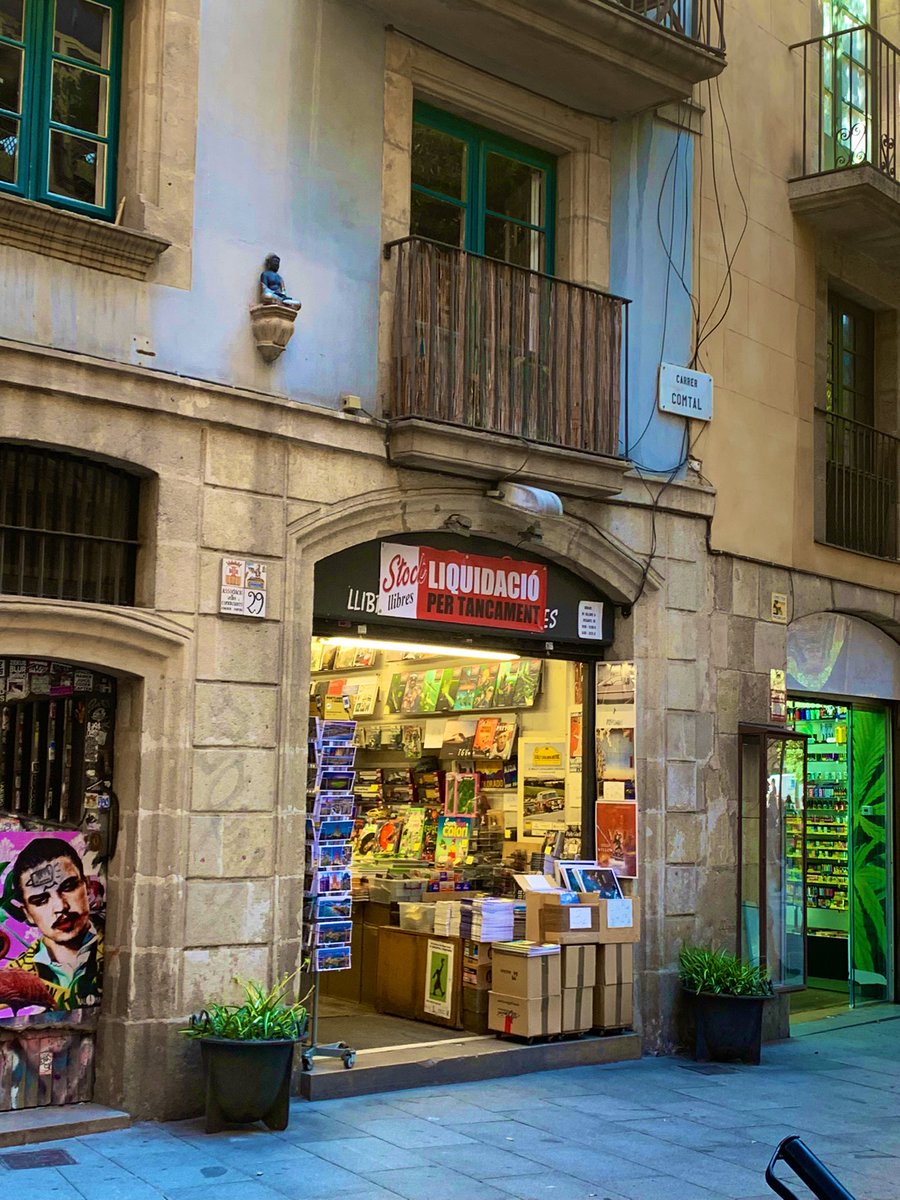 JordiEroles's tweet photo. Amb el #TotEsMou d @som3cat som a Stock Llibres, llibreria dl C/Comtal q després d 35 anys abaixa la persiana el 28/06. A quarts d 12h parlarem amb el Francesc, propietari, q ens explicarà per què tanca i el canvi comercial al centre d BCN amb la pèrdua d botigues d tota la vida. https://t.co/UG25UgsIWT