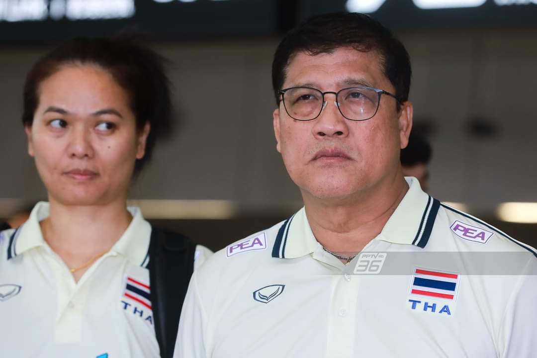 dailymirrorthai's tweet photo. “ลูกยางสาวไทย” กลับบ้าน “โค้ชยะ” เผย  ไม่เสียขวัญขี่หลังเสือแล้วจะทำหน้าที่ให้ดีต่อไ�� #วอลเลย์บอลหญิง https://t.co/WJNIKdP0Hi