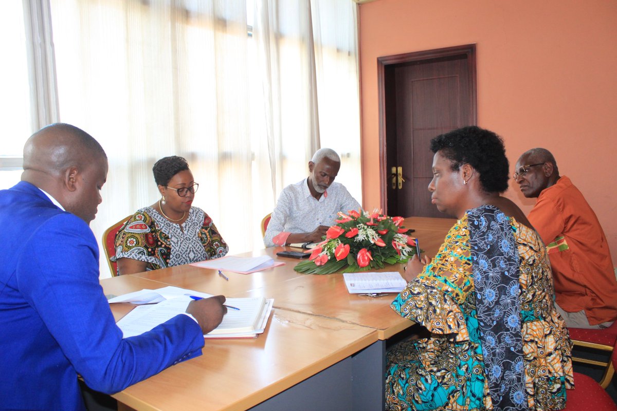 Après la remise entre le DG entrant et sortant, c'est le tour du Directeur du Département Commercial et d'Exploitation de l'<a href="/onatel_burundi/">ONATEL BURUNDI</a> de rendre son tablier à celui entrant au vu et au su des Chefs de différents Service. @mincotim,<a href="/BurundiGov/">Primature de la République du Burundi</a>,<a href="/GeneralNeva/">SE Evariste Ndayishimiye</a>,<a href="/LeocadieNdacay2/">Leocadie Ndacayisaba</a>.