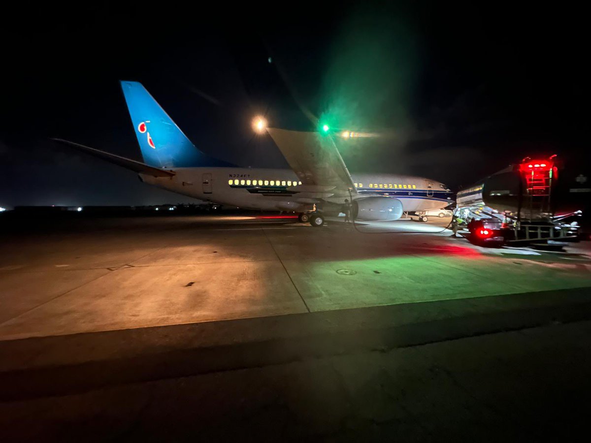 pm_roa's tweet photo. Great night shots of @Nomadic_OMD244 being refueled in PHJR by sharp eye of the very talented Fred Mattfeld😁✌🏼.
OMD243 and 244 are both refueling in opposite sides of the world simultaneously (HECA and PHJR). #GlobalOps #NomadicLife https://t.co/Att4E57lnn