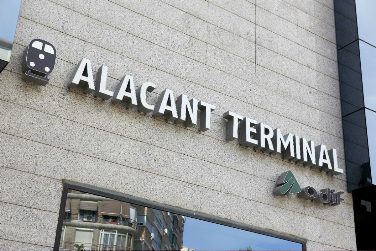 Mejoramos la estación de Alicante remodelando las vías y potenciando los tráficos de alta velocidad con una inversión de 20,7 M€.

Hoy el Consejo de Ministros autoriza esta licitación que será una actuación estratégica para el Corredor Mediterráneo.