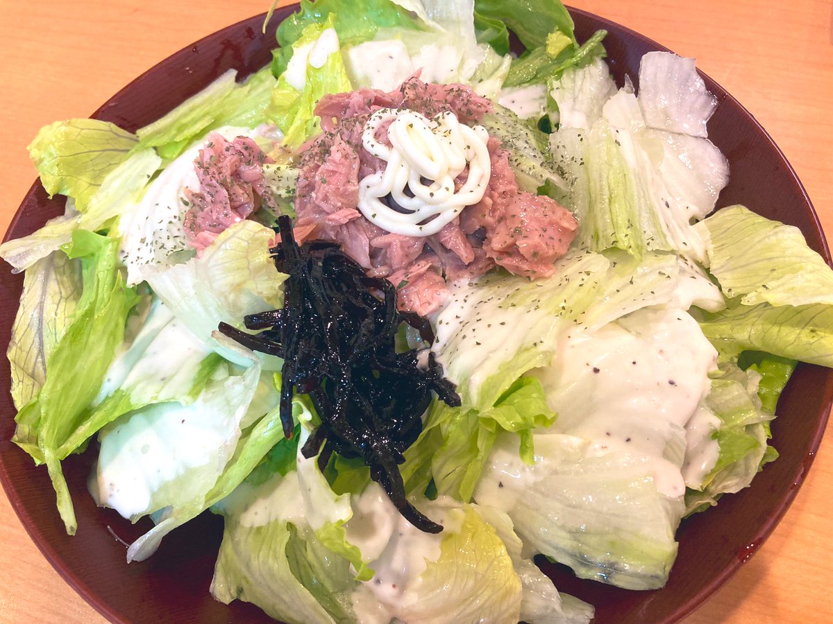 『レタス🥬』 本日のおやつは、 半額の🥬 を仕入レタッス☟ ツナと紫蘇昆布を 包みながら食べたんじゃい！☟ 🥬は、まぁまぁ安く、まぁまぁ美味い、 デカいのに軽いから持ち帰りが楽チン、 包丁、まな板が要らない、 カロリーが少ない、 でも栄養も少ないっす(ﾉ_ _)ﾉ ｽﾞｺｯ~👋🏻👽