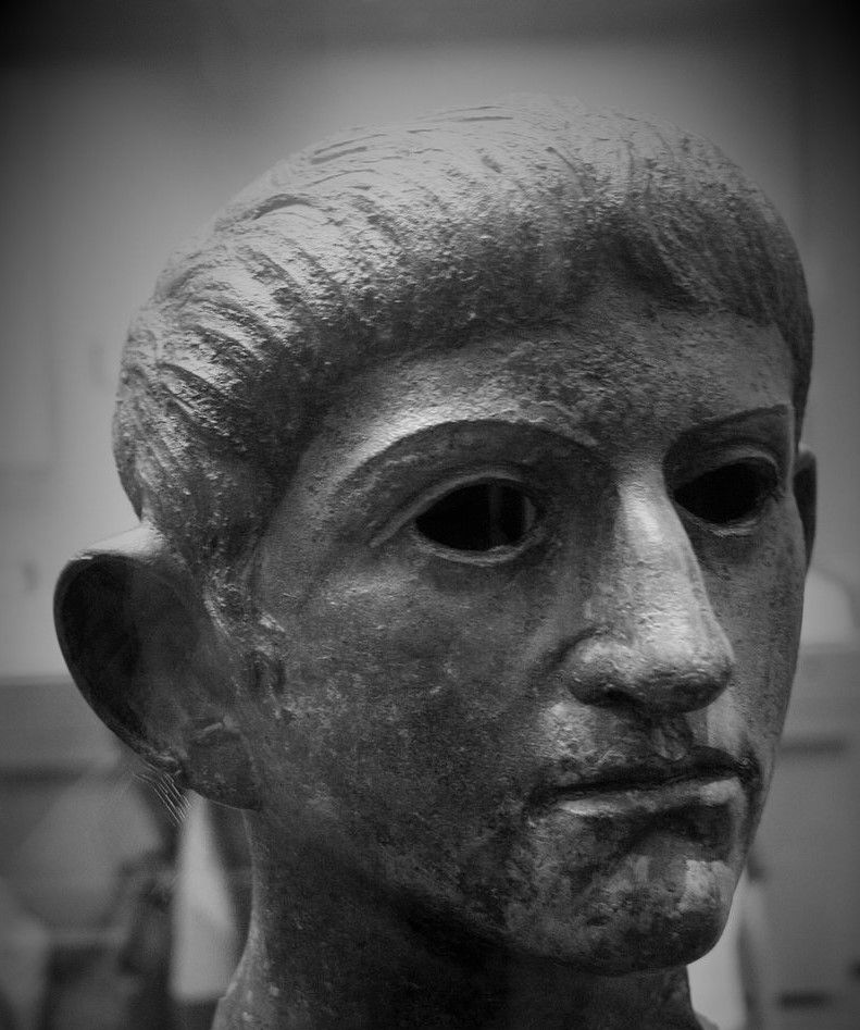 'Tall but not slender, with an attractive face, becoming white hair, and a full neck. But when he walked, his weak knees gave way under him and he had many disagreeable traits' and thus Suetonius describes the #Roman Emperor Claudius in his 'De Vita Caesarum'.