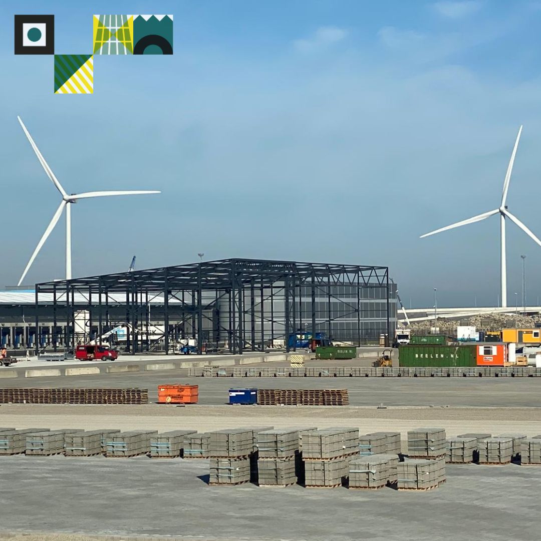 Op de Maasvlakte zijn wij begonnen met een nieuw project. Voor STAR bouwen wij een hal waarin reefers (koelcontainers) gerepareerd zullen worden. 
Inmiddels is de fundatie op staal gemaakt en de staalconstructie geplaatst. Blijf ons volgen voor het eindresultaat!