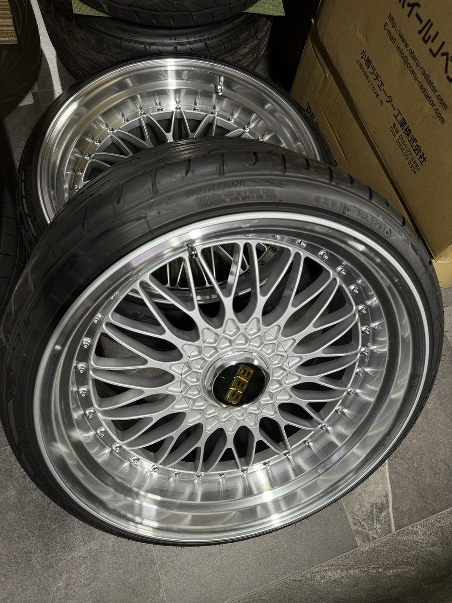 Yuga_96's tweet photo. 破格の65万で欲しい方居ませんか？
ローンも可能です。
BBS SUPER RS 特注20インチ 114.3
9.5j+40   NITTO 235/30/20
10.5＋30   NITTO 255/30/20
クラック、ガリ傷ないです。
状態良いです。
他に写真もあるので気になる方DM下さい🙇‍♂️ https://t.co/Hupk3ZUcXB