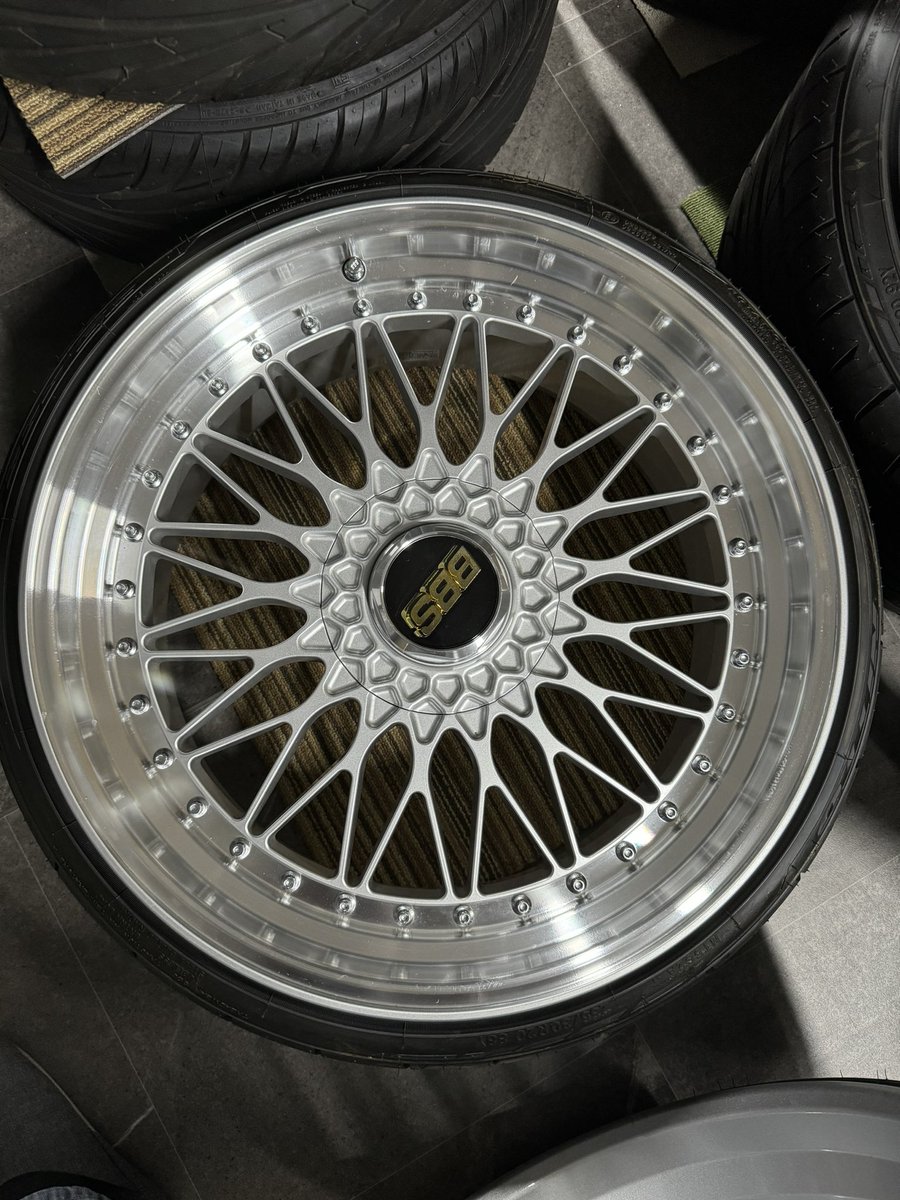 Yuga_96's tweet photo. 破格の65万で欲しい方居ませんか？
ローンも可能です。
BBS SUPER RS 特注20インチ 114.3
9.5j+40   NITTO 235/30/20
10.5＋30   NITTO 255/30/20
クラック、ガリ傷ないです。
状態良いです。
他に写真もあるので気になる方DM下さい🙇‍♂️ https://t.co/Hupk3ZUcXB
