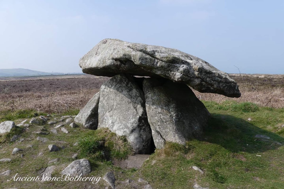 Chun Quoit, Penwith.
#ancientstonebothering 
#TombTuesday