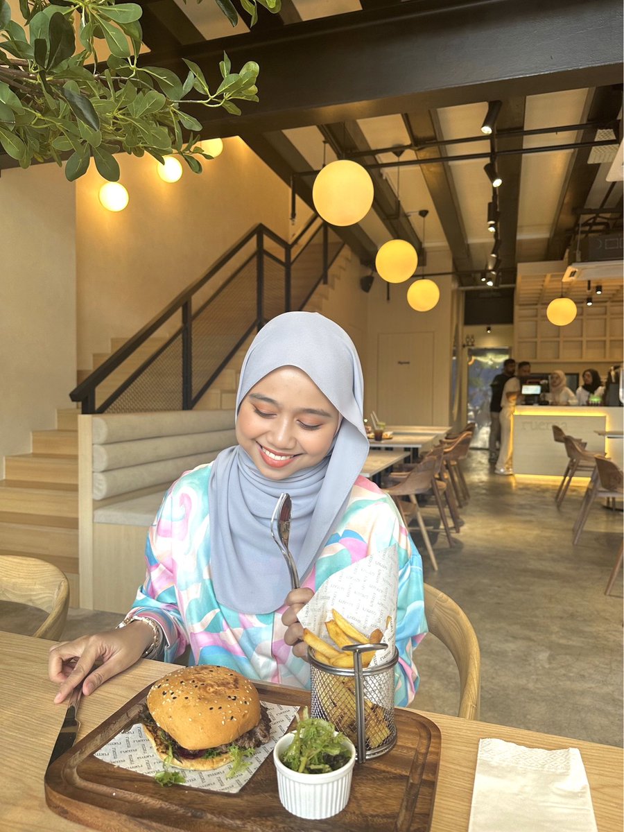 Cafe aesthetic tu biasa, tapi cafe aesthetic + makan sedap tu luar biasa!!! 😭

Macam ni la kita nakkk. Ni cafe baru kat cheras. 

I baru je discover cafe ni haritu sebab nak makan wagyu burger. Boleh la celebrate birthday kat sini nanti hehe
