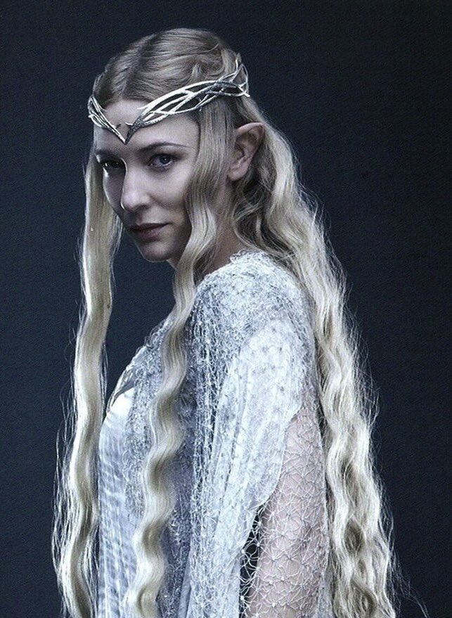 CerfiaFR's tweet photo. 🇫🇷🇵🇸 FLASH | Cate Blanchett, connue pour ses rôles dans Les Seigneur des anneaux, Le Hobbit, Elizabeth, Aviator, L'Étrange Histoire de Benjamin Button, Blue Jasmine, Carol et Tár, est apparue à Cannes dans une robe aux couleurs du drapeau palestinien (vert, blanc et noir), complétée par le rouge du tapis du Festival.