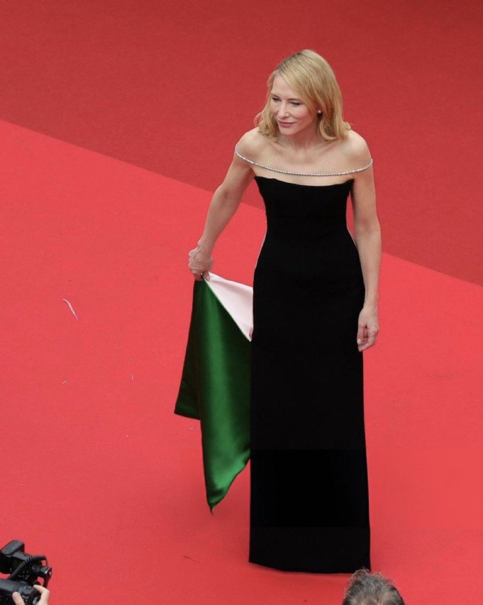 CerfiaFR's tweet photo. 🇫🇷🇵🇸 FLASH | Cate Blanchett, connue pour ses rôles dans Les Seigneur des anneaux, Le Hobbit, Elizabeth, Aviator, L'Étrange Histoire de Benjamin Button, Blue Jasmine, Carol et Tár, est apparue à Cannes dans une robe aux couleurs du drapeau palestinien (vert, blanc et noir), complétée par le rouge du tapis du Festival.