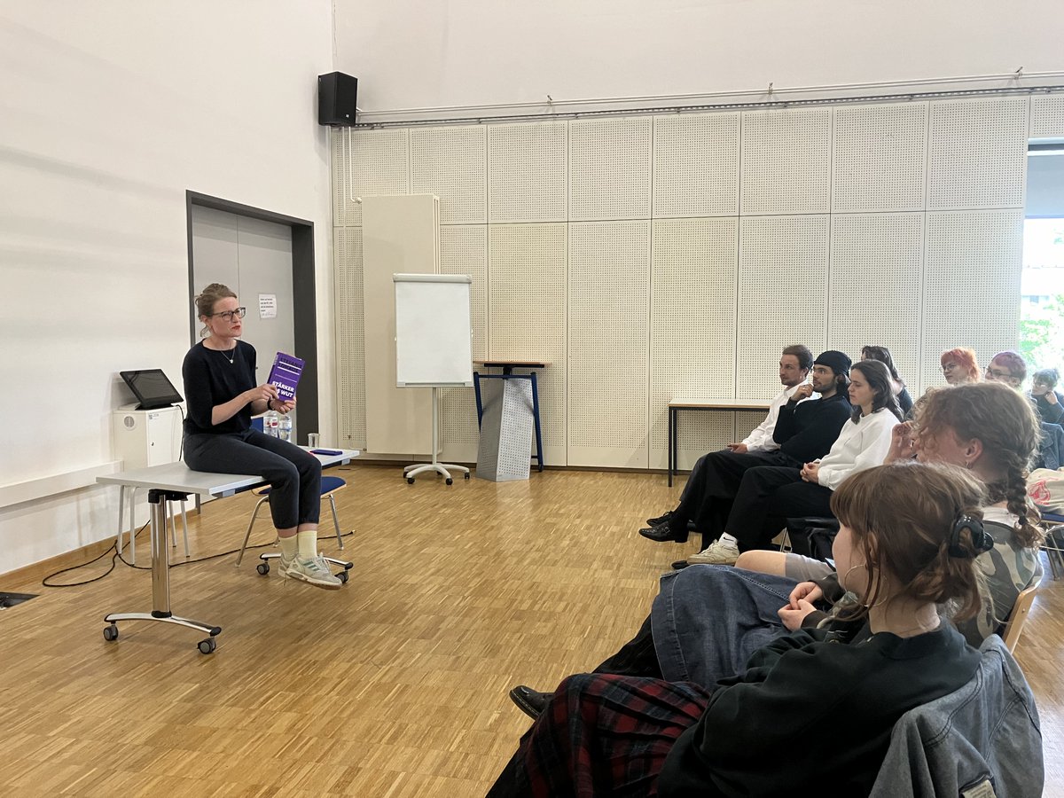 Kulturarbeit's tweet photo. Danke an Stefanie Lohaus für ihre Lesung mit Gespräch am 8.5.2023 im Rahmen des Querformats Kulturarbeit. Vielen Dank an den Sputnik Buchladen für den Büchertisch zur Veranstaltung. https://t.co/SbSTXpnD1O