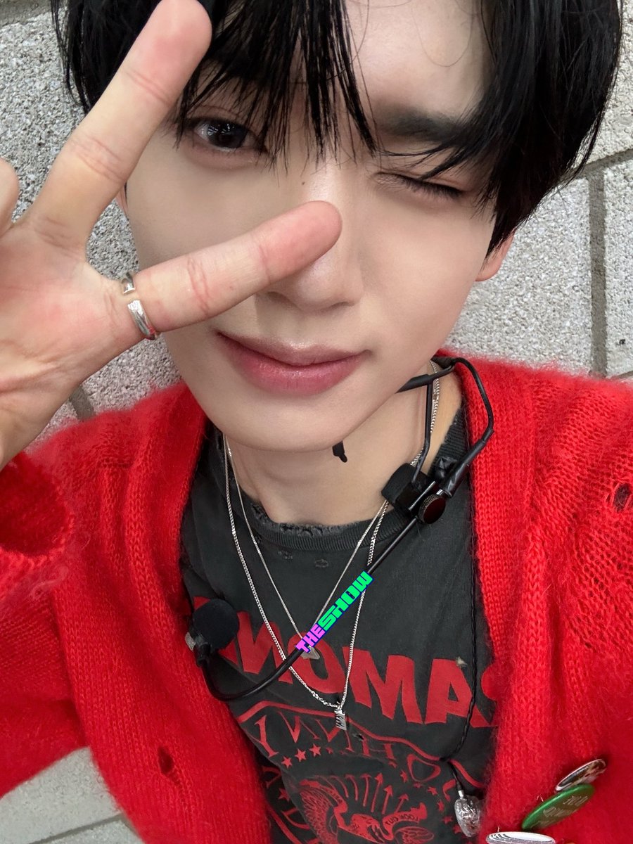 theshow_offcl's tweet photo. [★353회 더쇼초이스 후보②]
심장이 터질듯이 POP POP🌹
짱베원에게 #더쇼 마음도 발사💘
　　     ∧_∧∩
　　　(๑･∨･)ﾉ
　　   ( つ　/
　   　(　 ノ
   　　 (/(/
　　　　☆
☆　　　│　　　☆
　＼ 　　　　 ／
#ZEROBASEONE #FeelthePOP @ZB1_official https://t.co/jhRQZSi97L