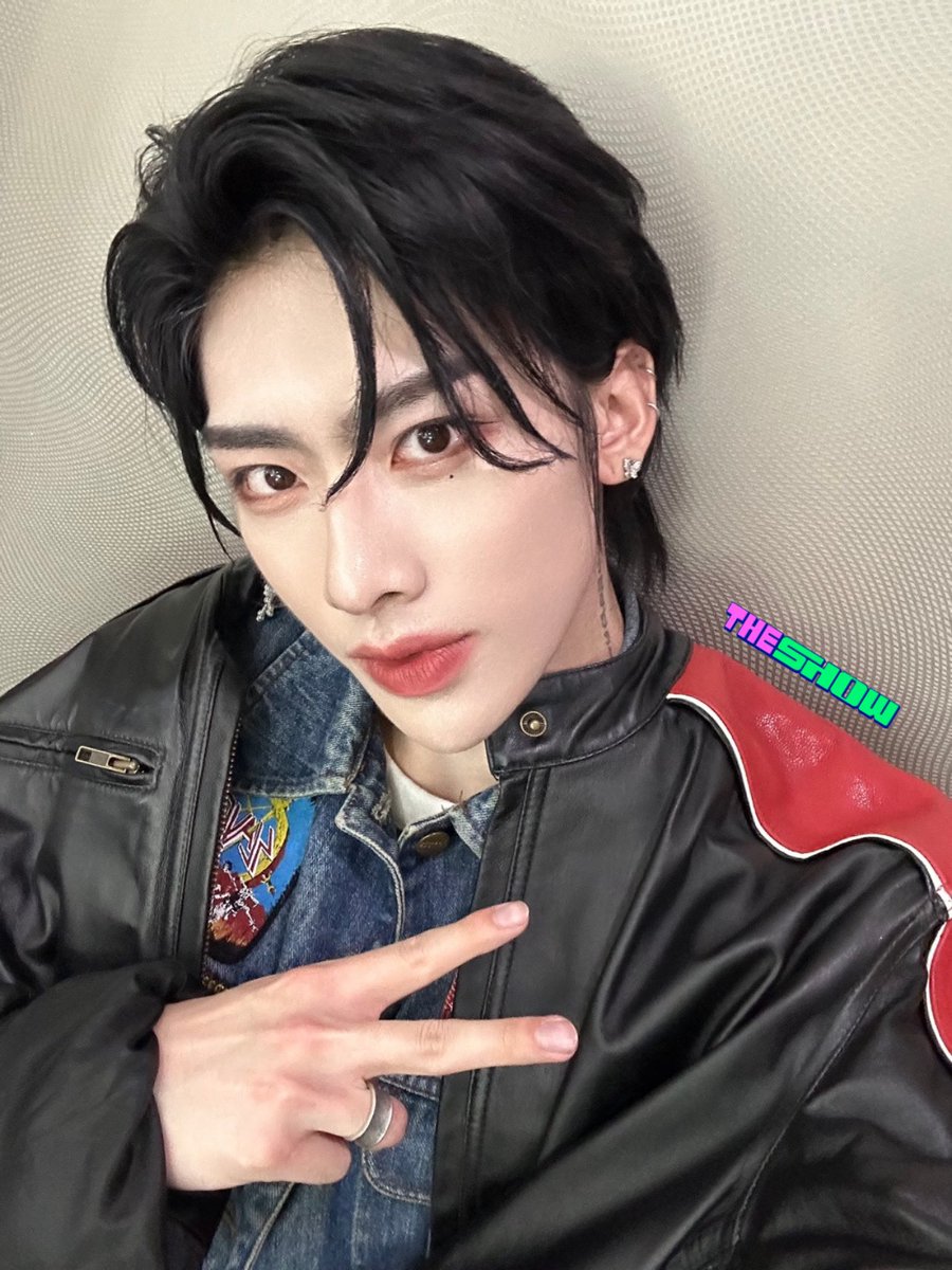 theshow_offcl's tweet photo. [★353회 더쇼초이스 후보②]
심장이 터질듯이 POP POP🌹
짱베원에게 #더쇼 마음도 발사💘
　　     ∧_∧∩
　　　(๑･∨･)ﾉ
　　   ( つ　/
　   　(　 ノ
   　　 (/(/
　　　　☆
☆　　　│　　　☆
　＼ 　　　　 ／
#ZEROBASEONE #FeelthePOP @ZB1_official https://t.co/jhRQZSi97L