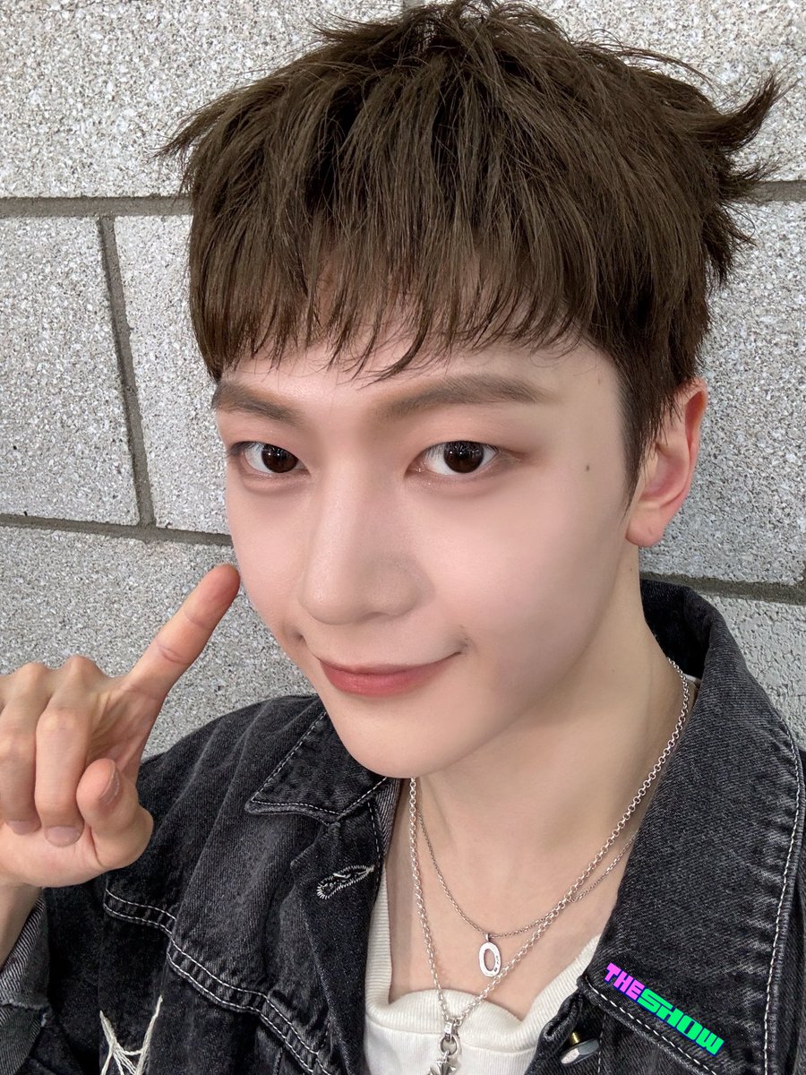 theshow_offcl's tweet photo. [★353회 더쇼초이스 후보②]
심장이 터질듯이 POP POP🌹
짱베원에게 #더쇼 마음도 발사💘
　　     ∧_∧∩
　　　(๑･∨･)ﾉ
　　   ( つ　/
　   　(　 ノ
   　　 (/(/
　　　　☆
☆　　　│　　　☆
　＼ 　　　　 ／
#ZEROBASEONE #FeelthePOP @ZB1_official https://t.co/YyfQwYdqNJ