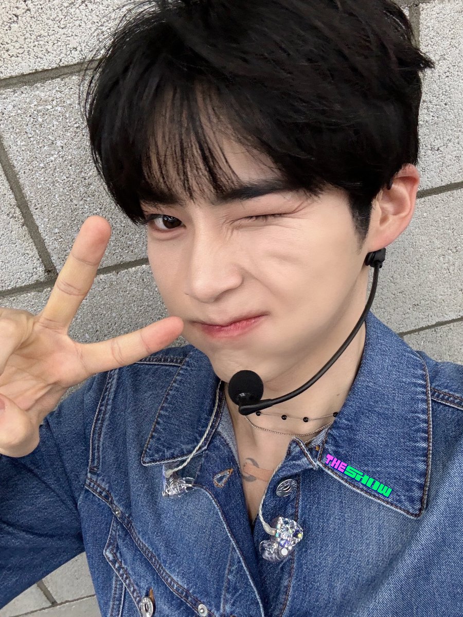theshow_offcl's tweet photo. [★353회 더쇼초이스 후보③]
울 짱베원 셀카는 
(ˊᗜˋ)#더쇼 마음을
٩(ˊᗜˋ)و들었다
(ˊᗜˋ)놨다
٩(ˊᗜˋ)و들었다
(ˊᗜˋ)놨다
٩(ˊᗜˋ)و들었다놨다헤이
#ZEROBASEONE #SWEAT @ZB1_official https://t.co/SyOga2xNsz