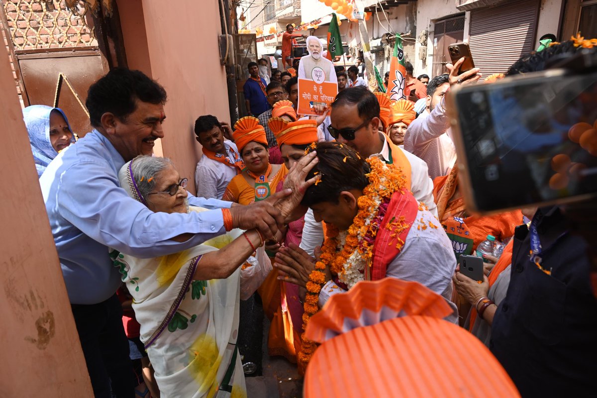ManojTiwariMP's tweet photo. अपने लोकसभा के सुभाष मोहल्ला वार्ड में पदयात्रा कर आशीर्वाद माँगा.. 25 मई को भाजपा के पक्ष में आपका एक-एक वोट  देश को और मज़बूत व सशक्त बनायेगा 
@BJP4India @BJP4Delhi 
@narendramodi @blsanthosh 

#PhirEkBaarModiSarkaar
#AbkiBaar400Paar https://t.co/fBhkjoogWE