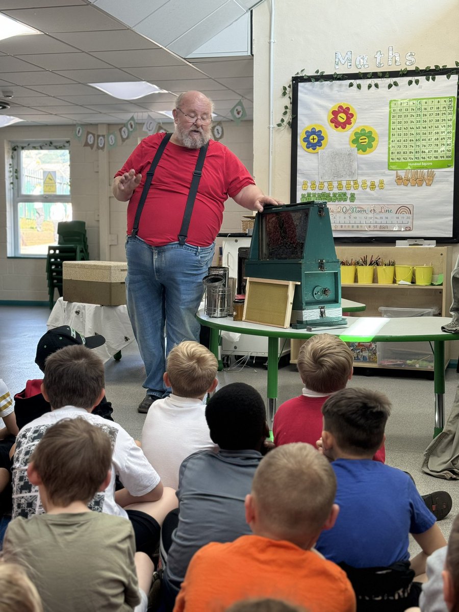 First activity of our wildlife day beekeeping. We have learned so much about bees and their hives 🐝