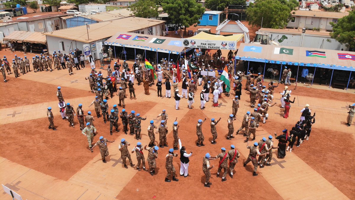 #Climate shocks continue to wreak havoc across Unity State in #SouthSudan 272 #UNMISS peacekeepers from Pakistan have worked tirelessly to safeguard 300,000 lives by building & maintaining dikes to keep out 5,600 square km of floodwaters. Read here bit.ly/4aB9CZy #A4P