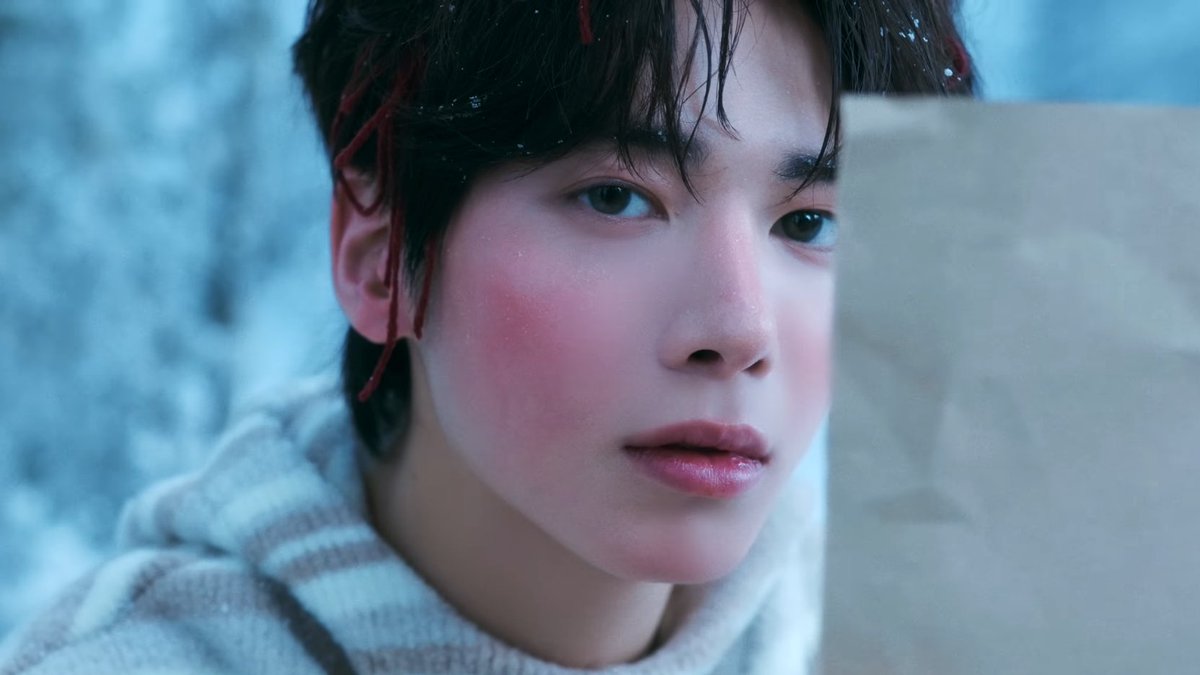 dailytaehyunie's tweet photo. summer fairy                             winter fairy https://t.co/lXutH1uQXA