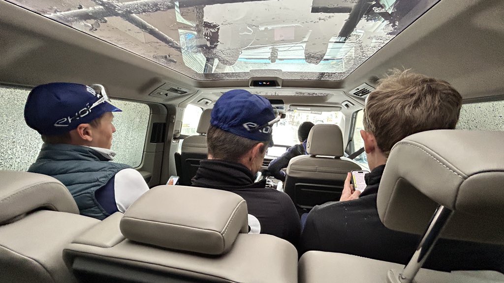 Just a normal day at the Giro, eh? 

#GirodItalia 🇮🇹