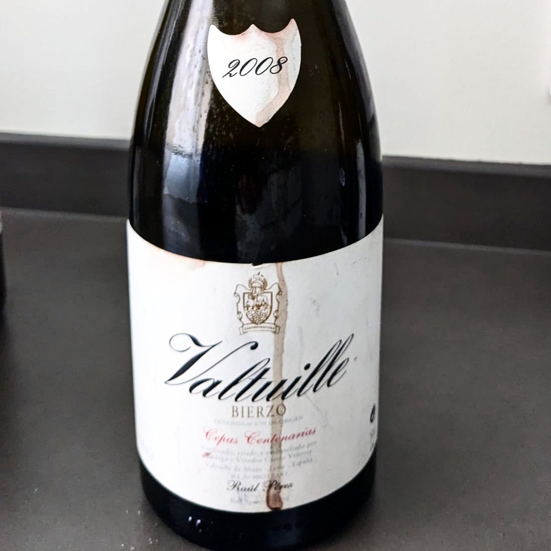 Estupenda cata de este Bierzo 2008 de #raulperez con una fruta roja en primer plano, balsámicos, mentolados, con frescura en boca y mantenido equilibrio, sorprende su vitalidad.. Muy interesante y placentero ejercicio 

#vino #wine #wein #bierzo