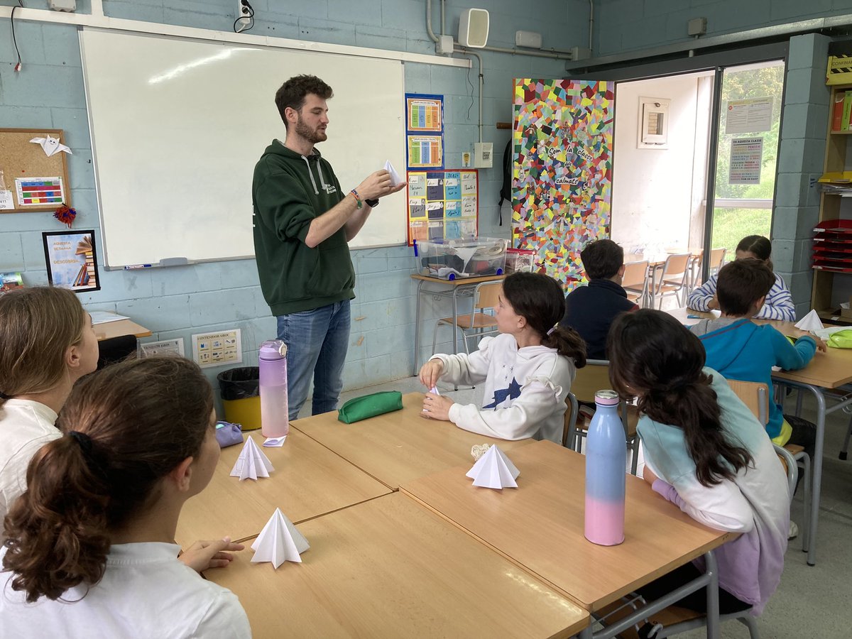PauCostaF's tweet photo. El passat divendres vam fer el taller d’educació ambiental #MeFiTu amb els alumnes de 5è i 6è de l’#escola de #Vallgorguina on vam parlar sobre els incendis forestals i com gestionar els boscos 🌳🔥
Aquest #Mefitu va ser especial perquè vam visitar la #granja de #CanPlana de #Vallgorguina i vam aprendre com la Carme, ramadera de @ramatsdefoc, gestiona el bosc amb el seu ramat 🐐🌳
Durant el taller també ens van acompanyar l’empresa @Vallfirest i #bombers 🚒 que van mostrar les eines que es fan servir durant els incendis forestals.
Tot això ha estat possible gràcies a la col·laboració de @caixabank
Moltes gràcies a tots!