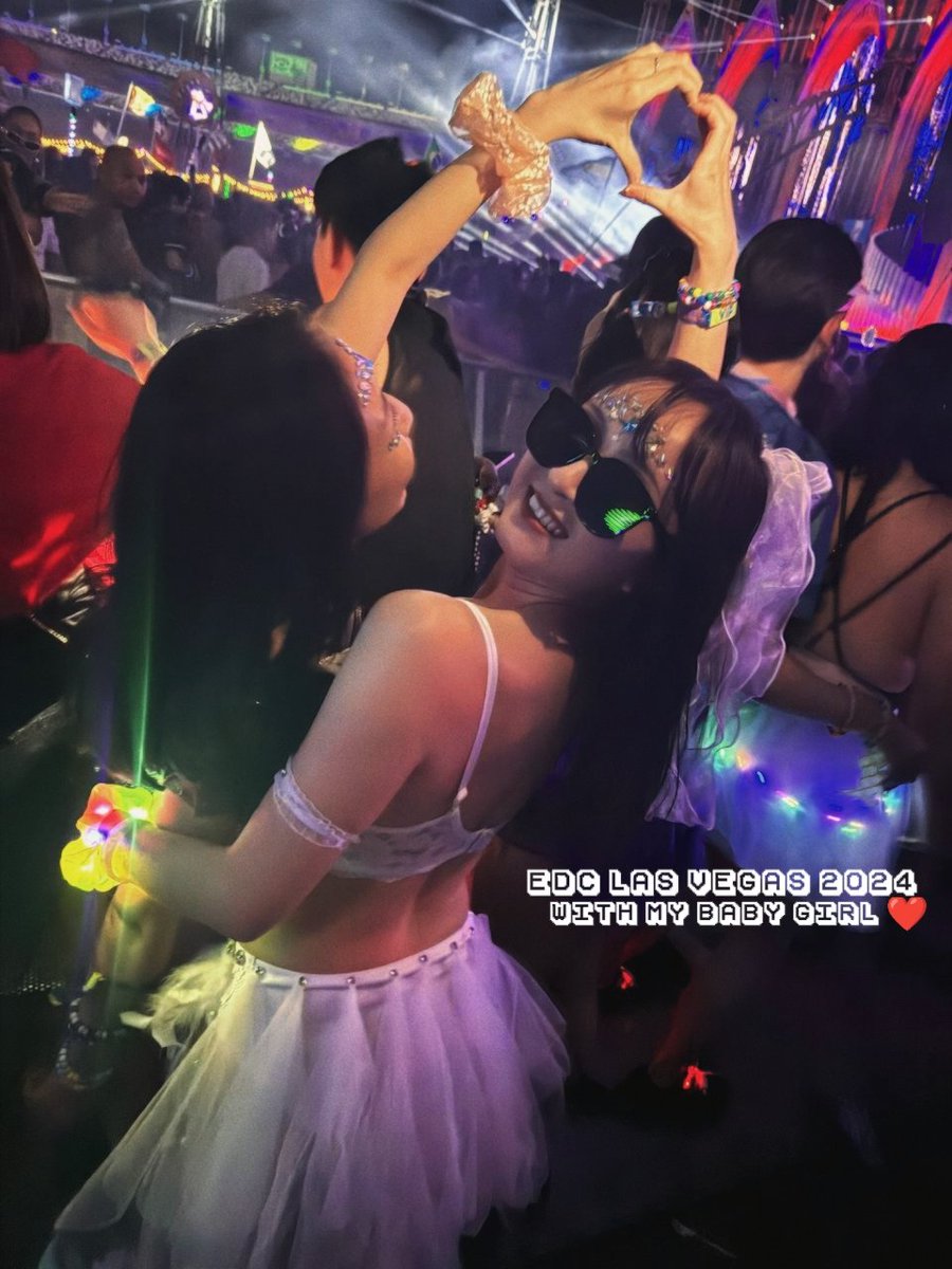 是谁第一次去EDC就连蹦了三天啊🥹🥹🥹原来是我自己啊！！！！

搂着姐妹 <a href="/_lil0_0h/">D & S 👫</a>的小蛮腰扭屁股真的很爽很嗨很开心🤤上头程度值得我写一篇小作文做纪念！！！