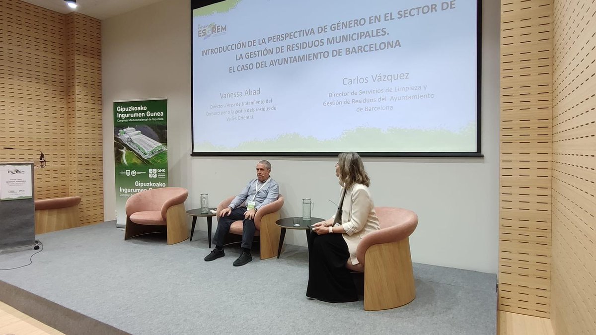 Vanessa Abad, directora de l'Àrea de Tractament del @cresidusvo va moderar aquesta taula. Avui els assistents visitaran el Complejo medioambiental de Gipuzkoa (GHK) @Gipuzkoa #ESGREM #GestióndeResiduos #Sostenibilidad