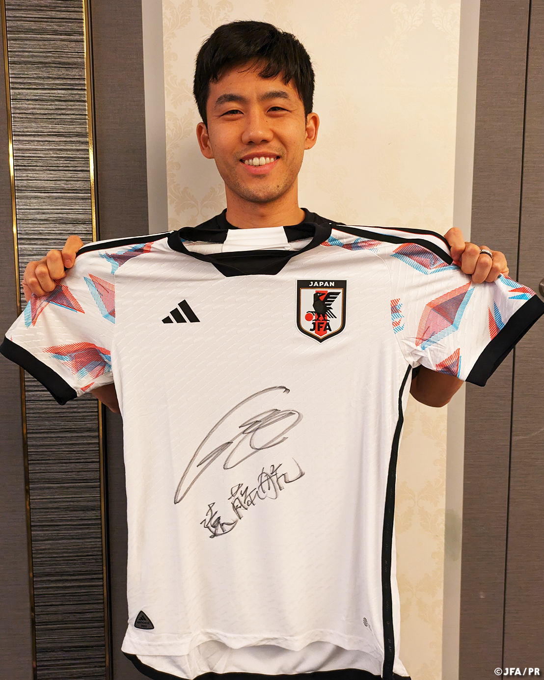 遠藤航選手直筆サイン入り 初ゴール記念Tシャツ トップス
