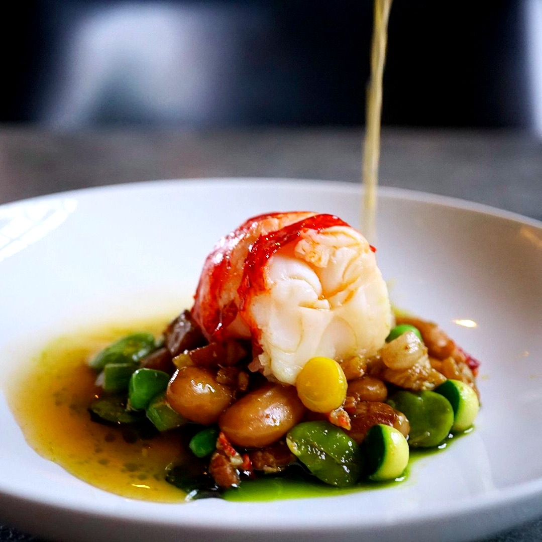 New starter on our Unruly a la carte...

Lobster minestrone, fresh borlotti, lardo di colonnata, salsa verde. 😍🐷

#newstarter #seasonalfoodie #foodie #gastropub #Lobster #suffolklife