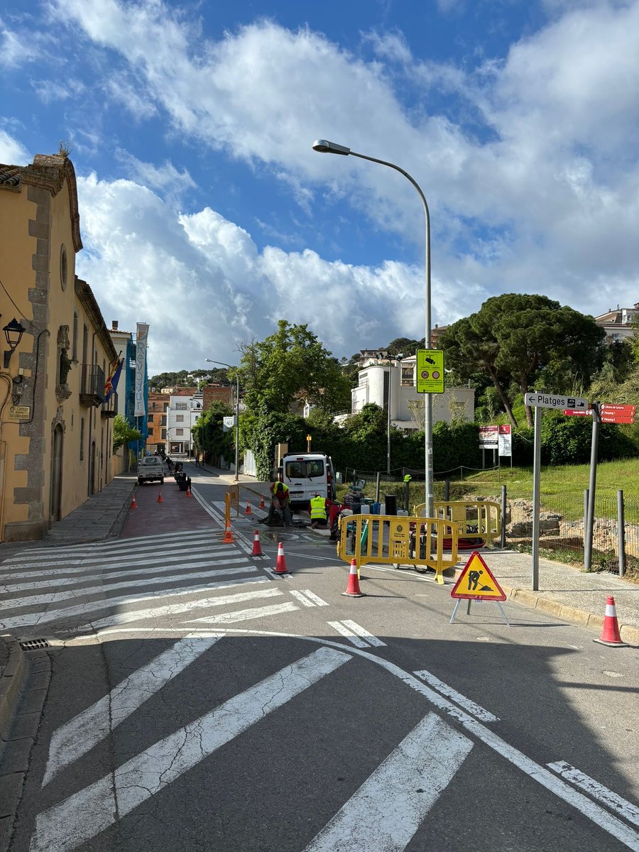 🚧 Ha començat la instal•lació de la pilona automàtica de l’Avinguda del Pelegrí. 👉🏻 No entrarà en funcionament d’immediat. Prèviament s’informarà de com sol•licitar les autoritzacions de pas. ✅ Estaran permesos els accessos puntuals. #tossademar #mobilitat