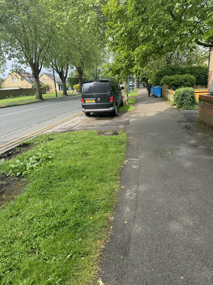 So this is ok too!
Parking on the verge, facing oncoming traffic!!! <a href="/cllrmikeross/">Mike Ross</a> <a href="/Hullccnews/">Hull City Council</a> - <a href="/LibDems/">Liberal Democrats</a> turn a blind eye and make u turns!