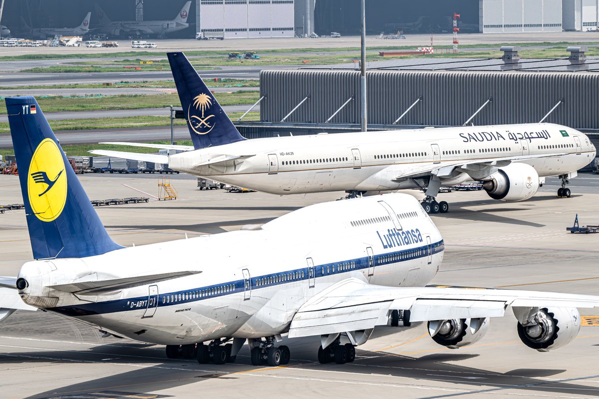 Saudia
Boeing B777-368(ER) / HZ-AK29
Lufthansa
Boeing B747-830 / D-ABYT

異国の777と747

2024.5.16