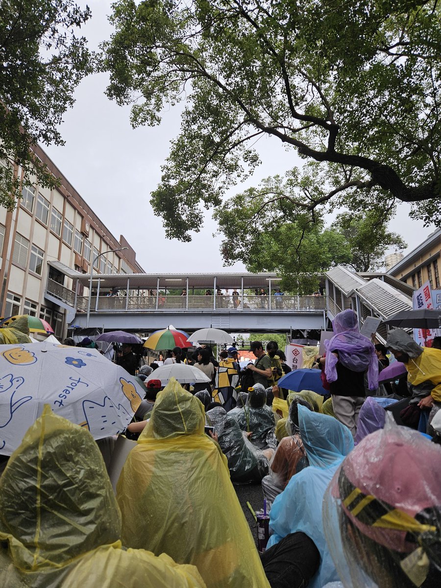 聽說大學同學， 下班後從雲林搭車， 來台北青海東路。 這只是開始，雨很大 但是出門吧，我們都在這。