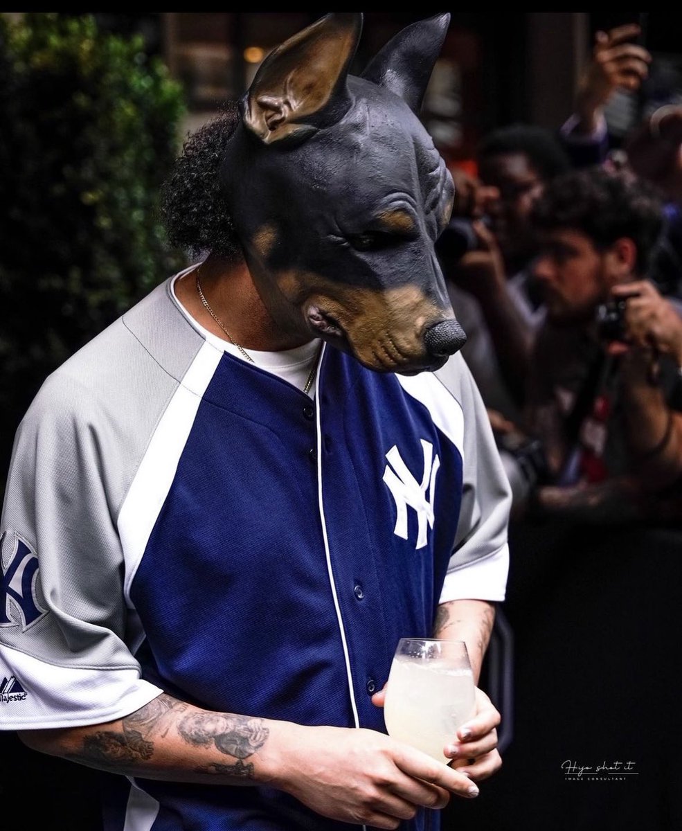 BizzleFTM's tweet photo. @goatnextdoor1 Drake f*** a dog a few times and now walks around with a dog mask https://t.co/GqbtNxgBSx