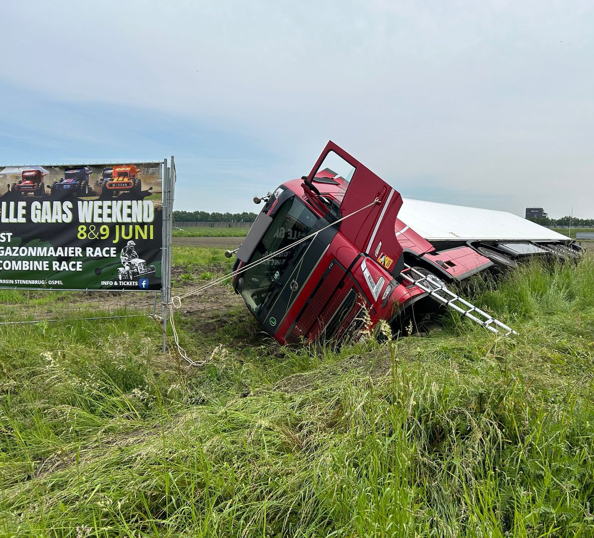 WIS_Limburg's tweet photo. Op de #N275 t.h.v. Weert is vanmorgen een eenzijdig ongeval gebeurd met een 🚚 ivm rijbaan afsluiting ontstaat er verkeershinder mogelijk volgt er later een totale afsluiting ivm berging. Verkeer wordt aangeraden om te rijden via de A2 ^wis Jessica & Peter
@RWSverkeersinfo https://t.co/ST6PLjuH9E
