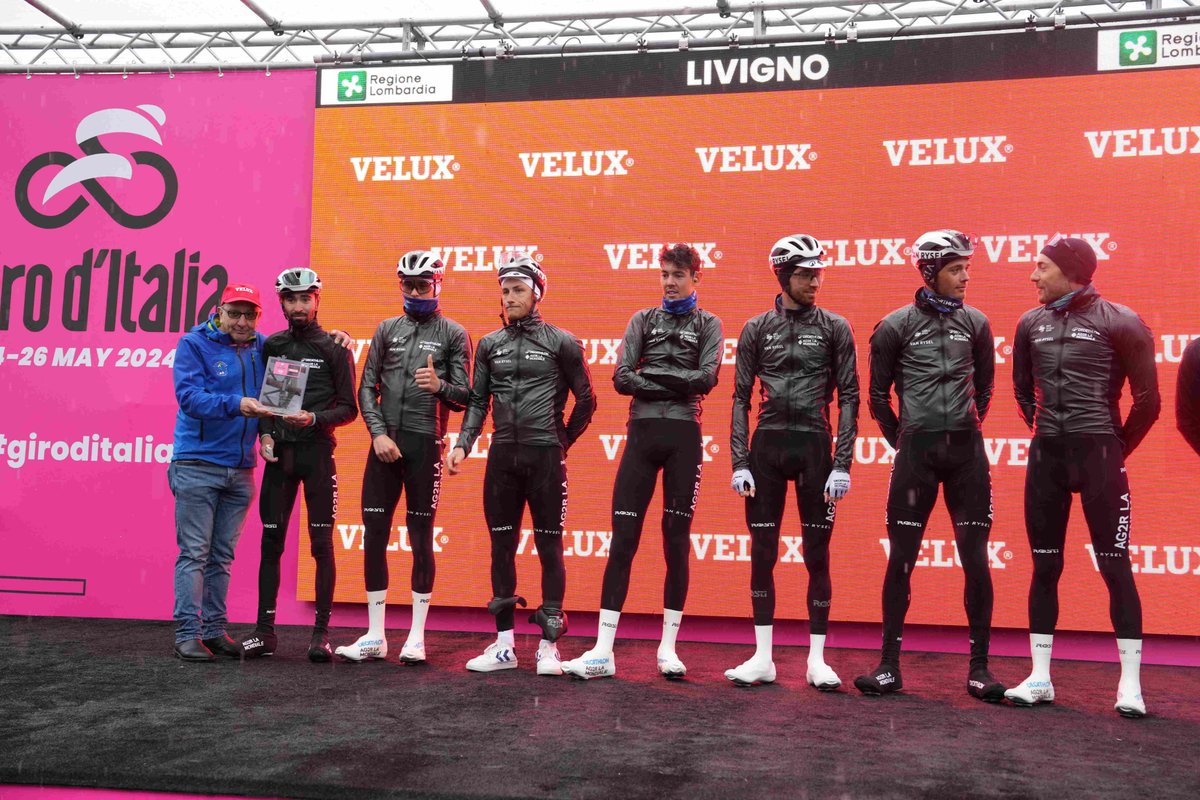 giroditalia's tweet photo. 🫂 The @velux #Superteam of Stage 1️⃣5️⃣ :
🇫🇷 @decathlonAG2RLM
#GirodItalia
#VELUX #VELUXTransformingSpaces #VELUXChasingDaylight #ChasingDaylight https://t.co/efHCLT3ZE1