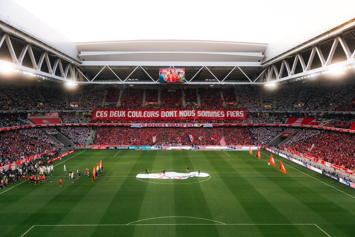 ⚽️ Lille - Nice 
📢 Les DVE fêtent 30ans d’amitié avec la BSN ! 
📆 Dimanche 19 mai 2024
📸 @GroultScott 

#LOSCOGCN