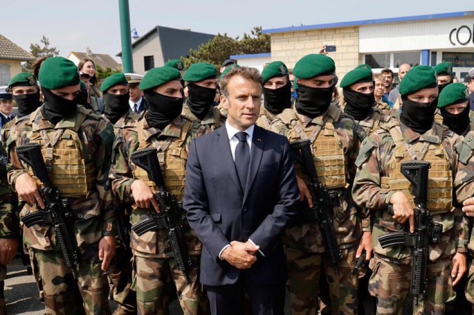 Remise des bérets aux nouveaux brevetés commando, le 6 juin 2023 à Ouistreham 🔱🇫🇷 #CommandoMarine #ForcesSpécialesFrançaises