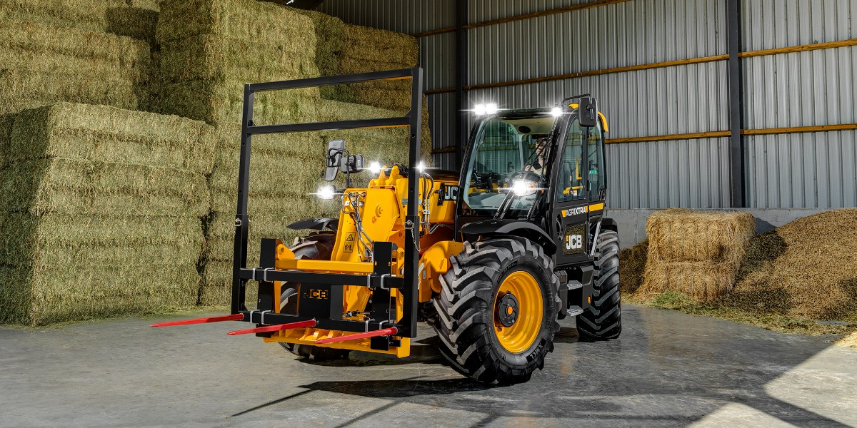 Reach for maximum productivity. The #JCB 536-95 AGRIXTRA Loadall moving bales with a JCB high back bale spike. Discover more: brnw.ch/21wJQa1. #TelehandlerTuesday