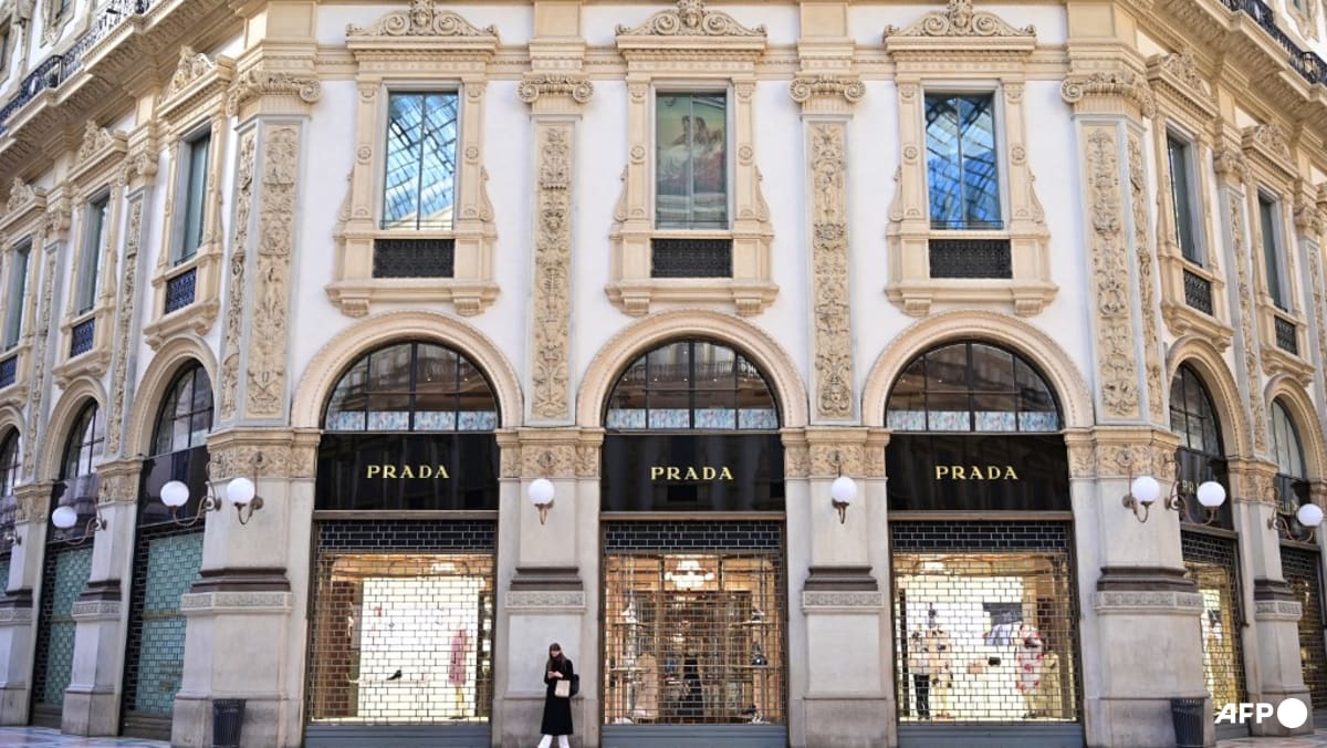 Prada is not looking to snap up competitors such as Armani or Versace, says CEO Andrea Guerra cna.asia/3Kc8il6