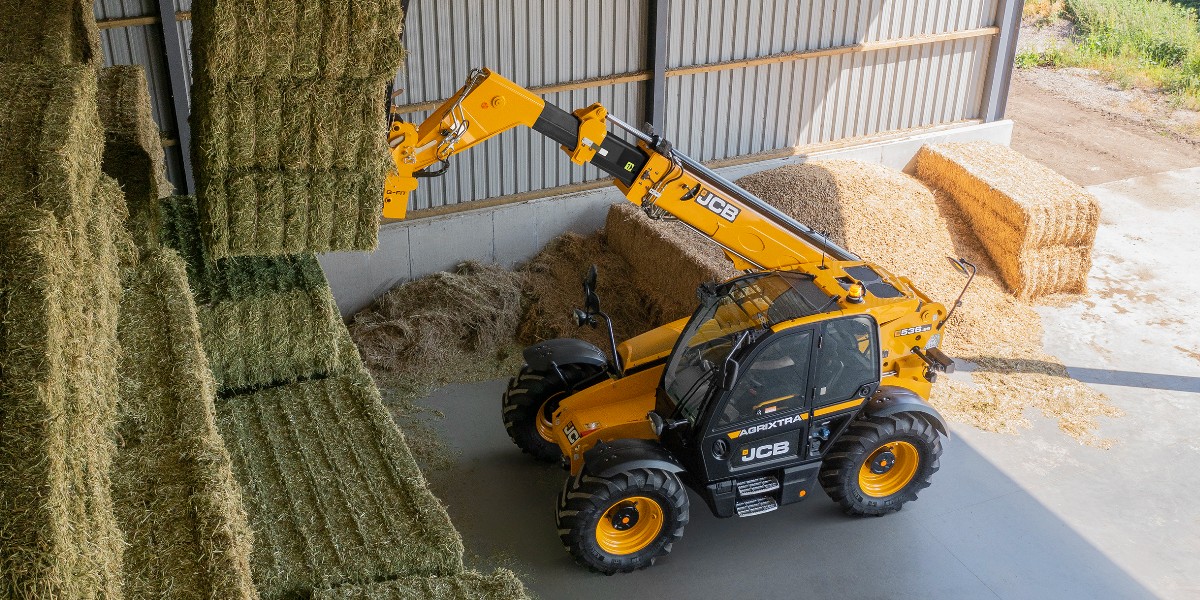 JCBagriculture's tweet photo. Reach for maximum productivity. The #JCB 536-95 AGRIXTRA Loadall moving bales with a JCB high back bale spike. Discover more: https://t.co/xwOwZ5QwFs. #TelehandlerTuesday https://t.co/IAYeWXPmqn
