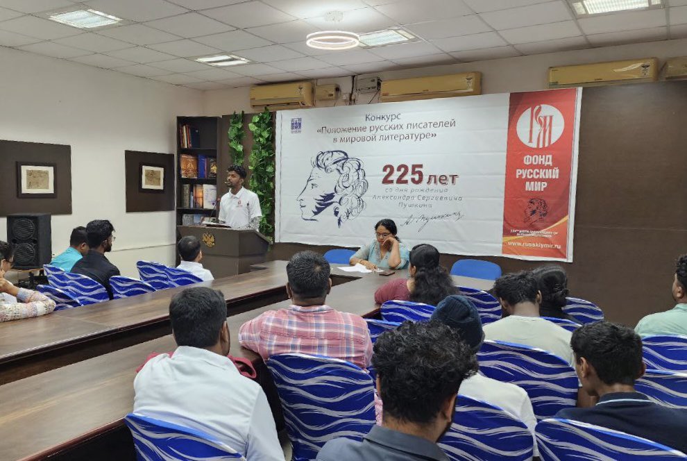 RusEmbIndia's tweet image. 💬 On May 19, as part of the Russian Literary #Festival, an #oratory competition themed “The Role of #Russia’n Writers in World #Literature” was held at 🇷🇺 House in #Trivandrum. 

🔗 More details — t.me/RusEmbIndia/60…