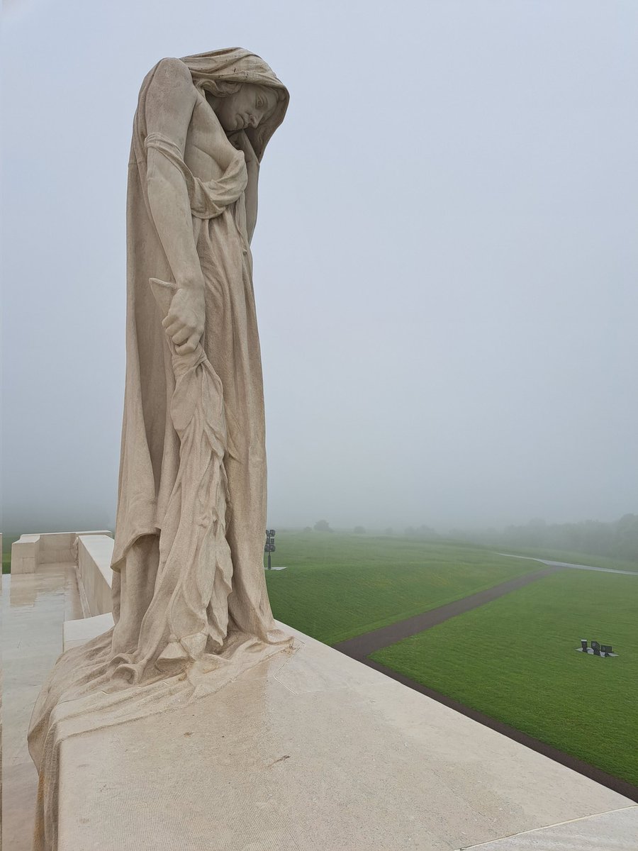 AmpCollHumans's tweet photo. Canada mourns her fallen, Vimy Ridge Memorial https://t.co/6XWxhGJCSd