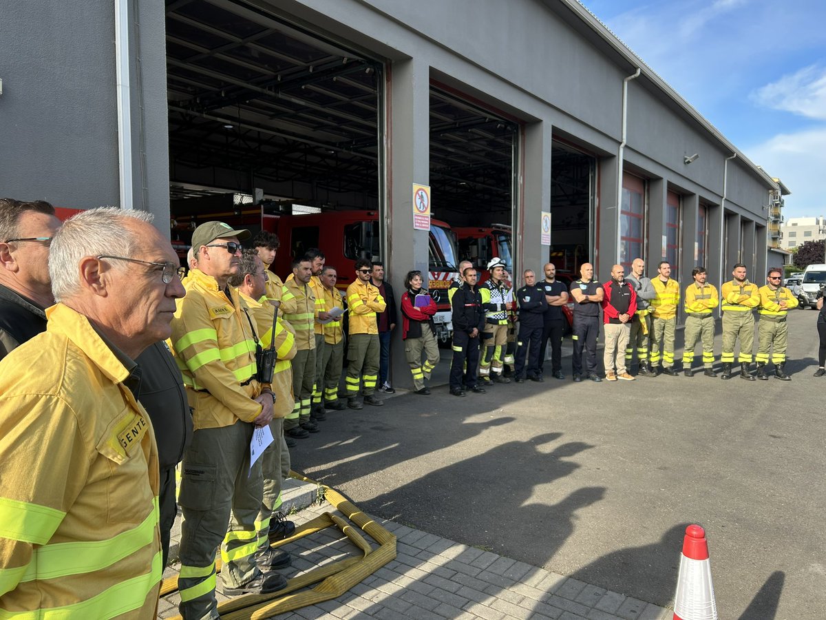 MundoRural_EXT's tweet photo. Diversos efectivos de emergencias movilizados en el ejercicio de coordinación y simulacro para intensificar la preparación ante un hipotético incendio en la Sierra de la Mosca de Caceres. Se trata de una acción simulada. https://t.co/3Nhp6Euags