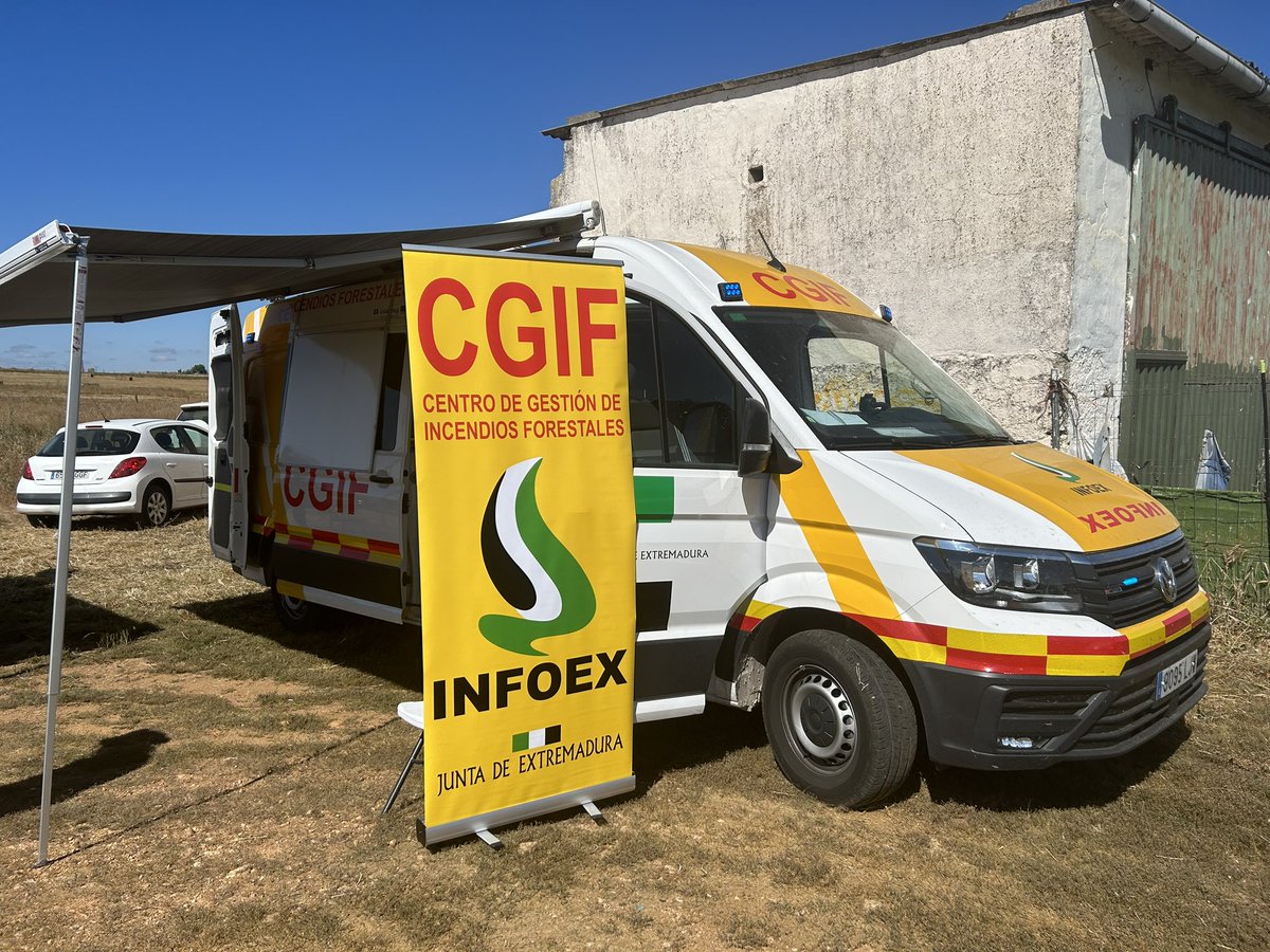 MundoRural_EXT's tweet photo. Diversos efectivos de emergencias movilizados en el ejercicio de coordinación y simulacro para intensificar la preparación ante un hipotético incendio en la Sierra de la Mosca de Caceres. Se trata de una acción simulada. https://t.co/3Nhp6Euags